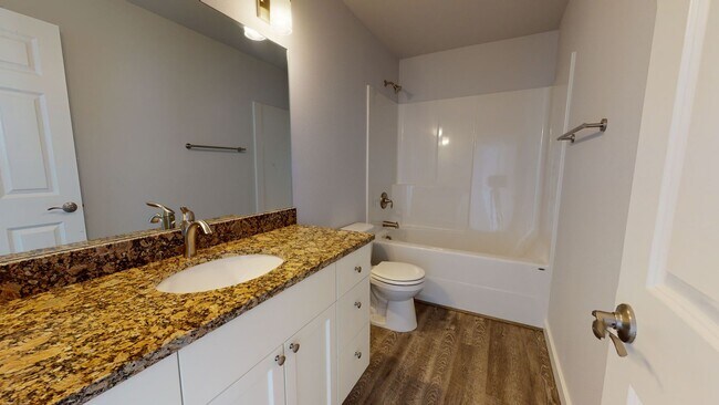Building Photo - Large & Luxurious 3 Bedroom Available Near...