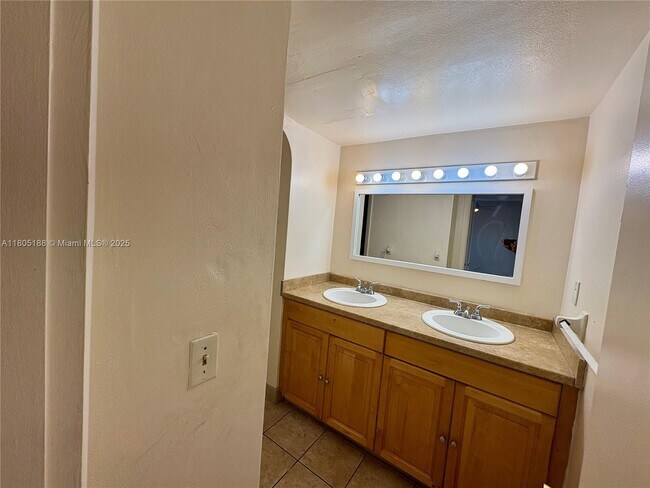 Building Photo - 1591 NE Miami Gardens Dr