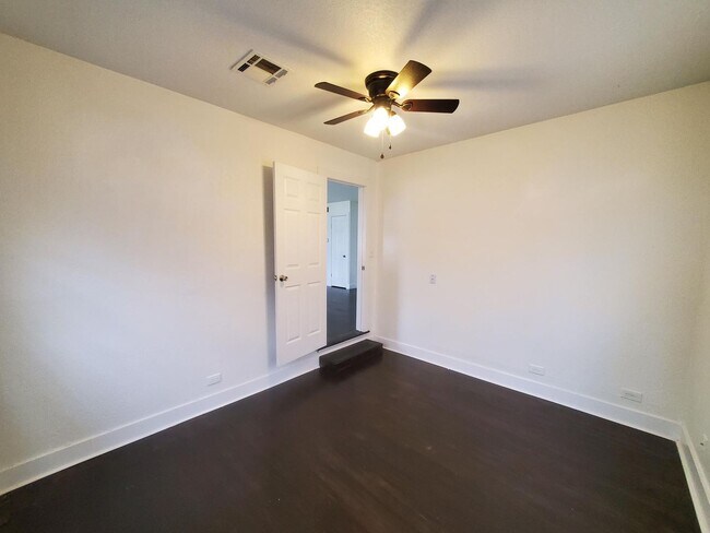 Building Photo - Free standing home just 2 blocks from Central and Mclean