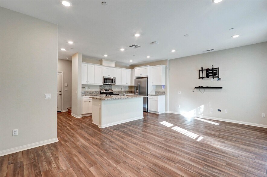 Building Photo - 26417 Choral Ln