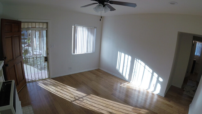 Building Photo - 1132 N Mariposa Ave