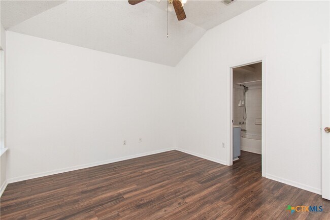 Building Photo - 214 Appaloosa Dr