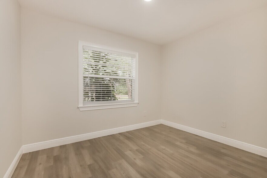 Building Photo - 412 Regal Park Dr