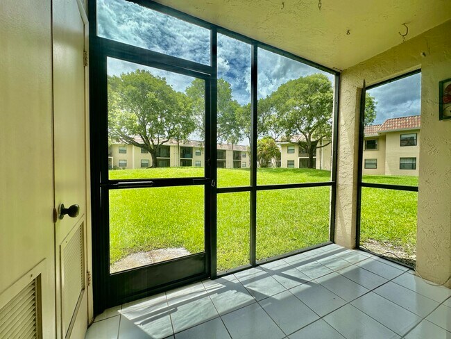 Building Photo - 6796 Palmetto Cir S