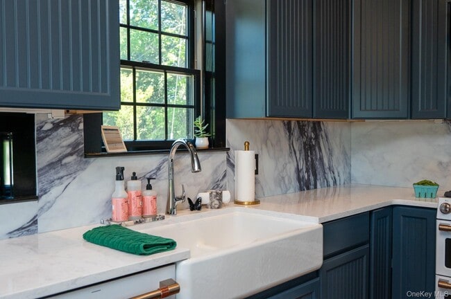 Building Photo - 70 Arshamomaque Ave