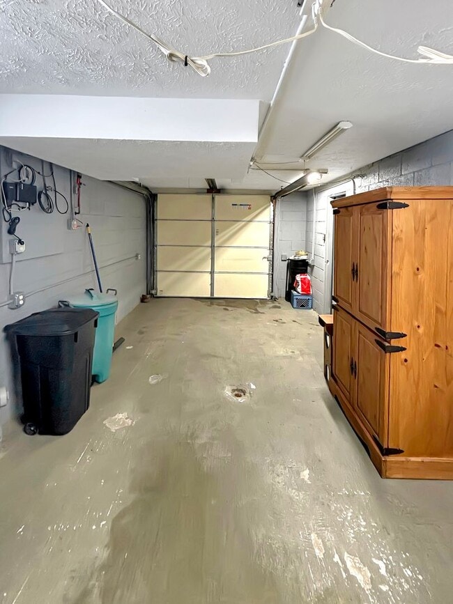 Building Photo - Charming 2-bedroom, 1-bath home in Oakdale, PA!