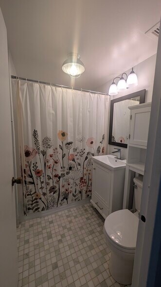 Full bath - 6301 N Sheridan Rd