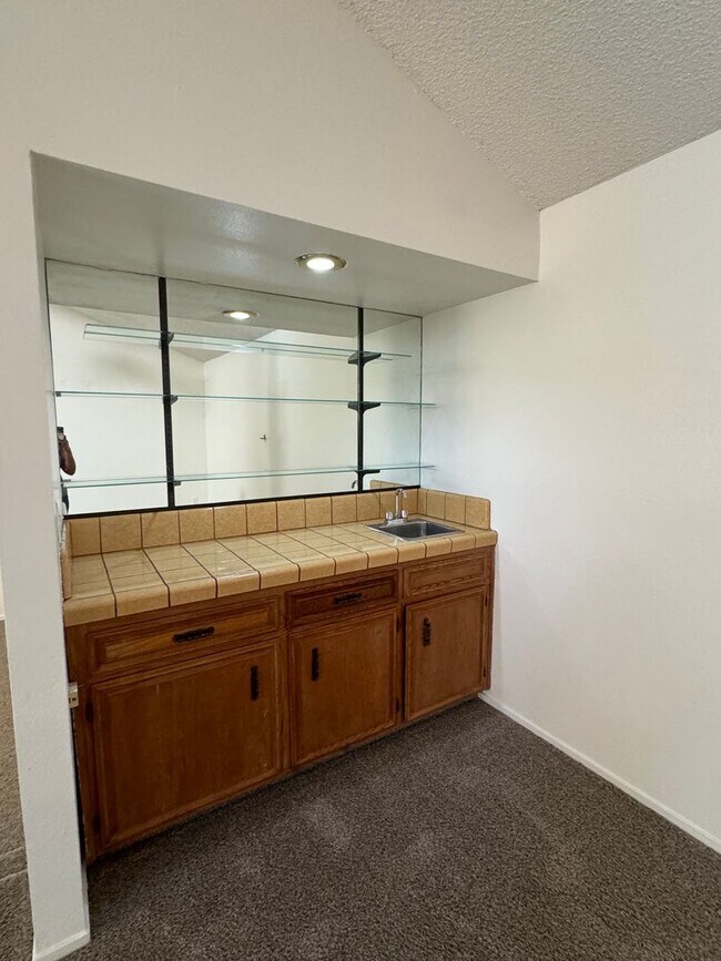 Building Photo - Condo in Southwest Bakersfield