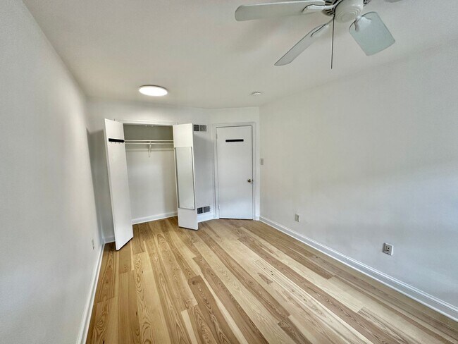 Building Photo - Captivating Capitol Hill Barracks Row Renovated 2 Bedroom Apt w/ Parking & Patio