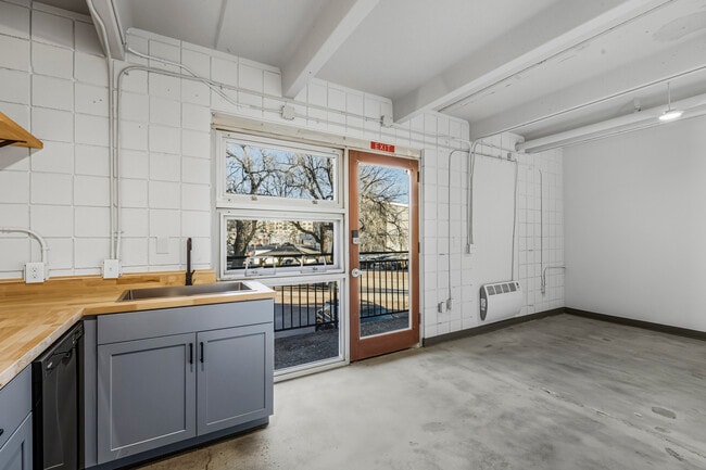 Building Photo - 415 S Weber St