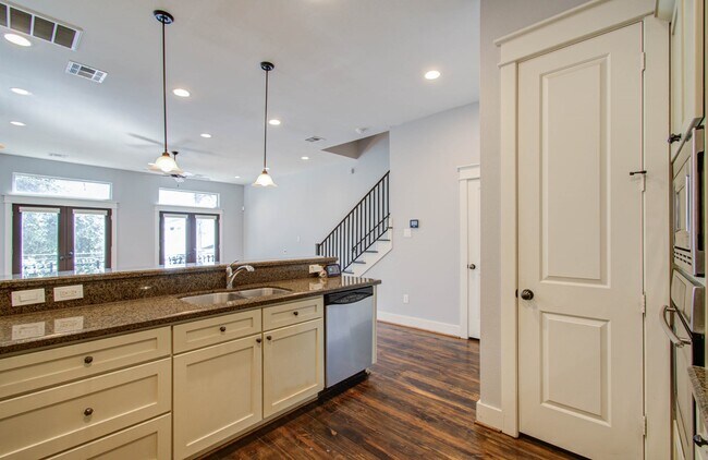 Building Photo - 517 Fowler St