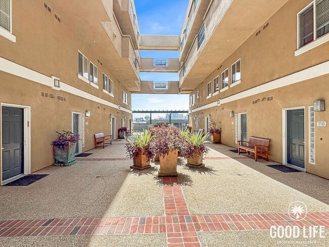 Building Photo - Beautiful 2BD/2.5BA Condo in Bankers Hill W/ W/D, A/C, Patio Area and Community Gym!