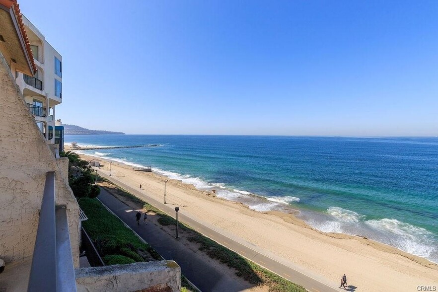 Right on the Beach - 555 Esplanade