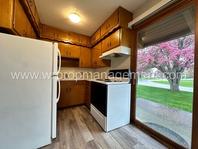 Building Photo - 400 Stamm St