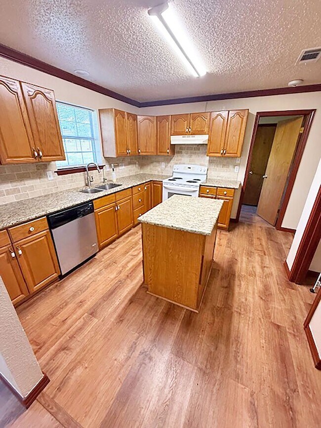 Building Photo - Nice 3 Bdrm 2 Bath Home in Decatur Texas