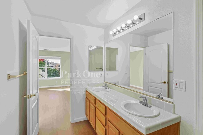 Building Photo - Beautiful Home in Peacock Creek