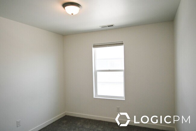 Building Photo - Stunning Townhome In Excellent Location!