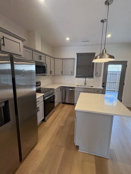 Building Photo - 628 Wallace Ct