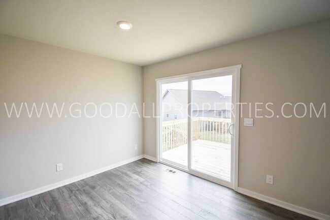 Building Photo - 4 Bedroom 3 Bath Ranch Finished Basement i...