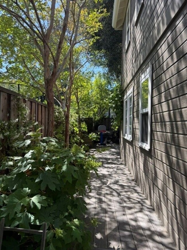 Building Photo - Stunning 4 Bedroom, 3 Bath Single Family Home with Spacious Yard - Available July 15th!