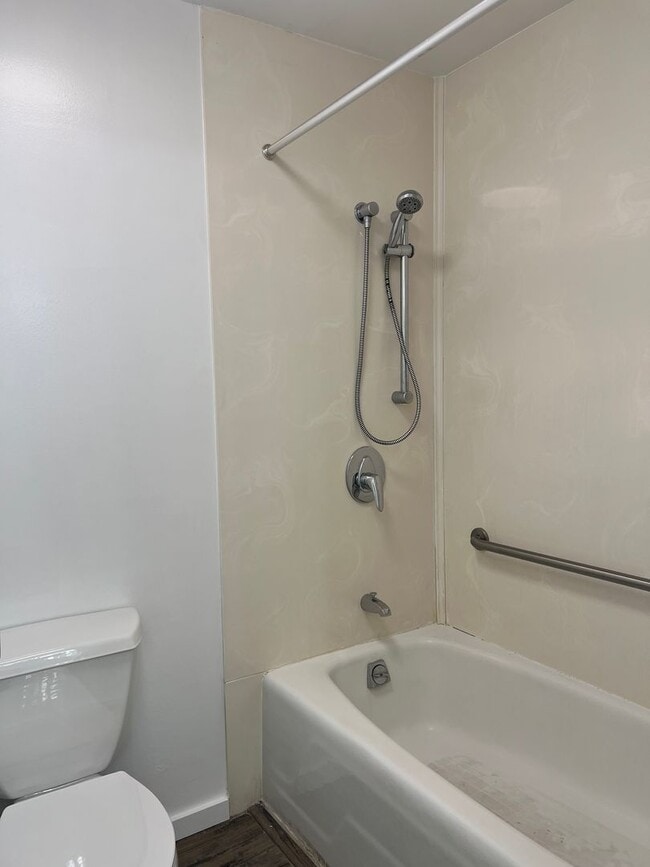 Building Photo - Kukui Plaza - 3 Bedroom 2 Bath 1 Parking