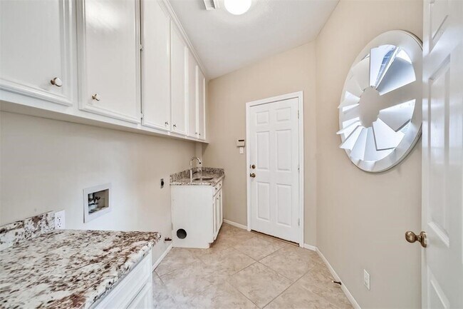 Building Photo - 16 Kelliwood Ct Cir