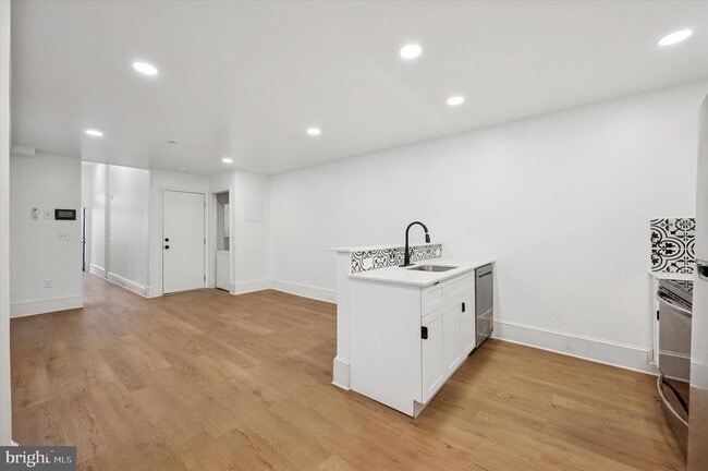 Building Photo - 1637 W Girard Ave