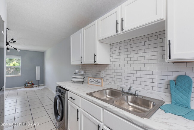 Building Photo - 1734 Avocado Ave