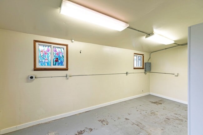 Building Photo - 2 Bed - 1 Bath - Pet Friendly