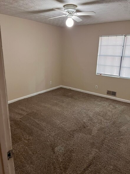 Building Photo - 140 Hunters Ln