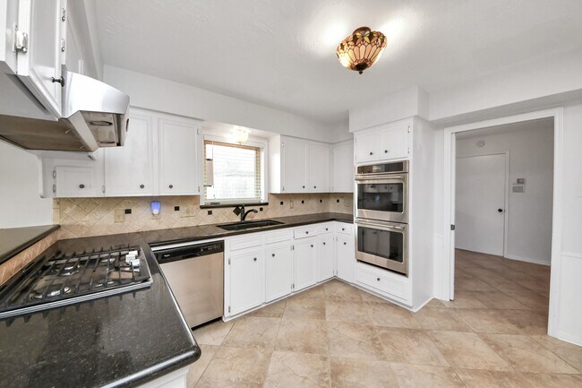 Building Photo - 3410 Crow Valley Dr