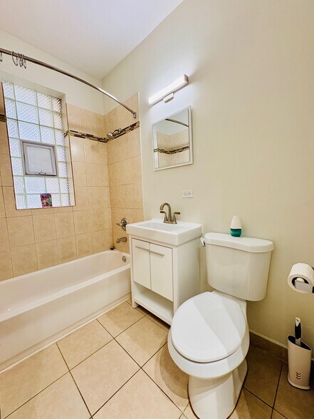 Building Photo - 3236 W Augusta Blvd