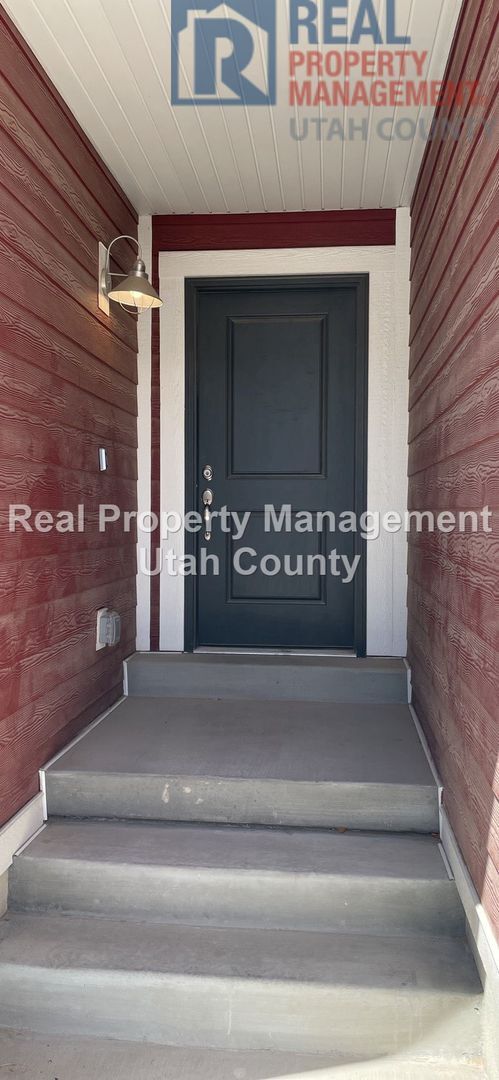 Building Photo - New Lower Price! Pet Friendly Townhouse