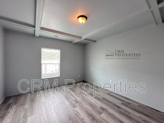Building Photo - 302 E Walnut St