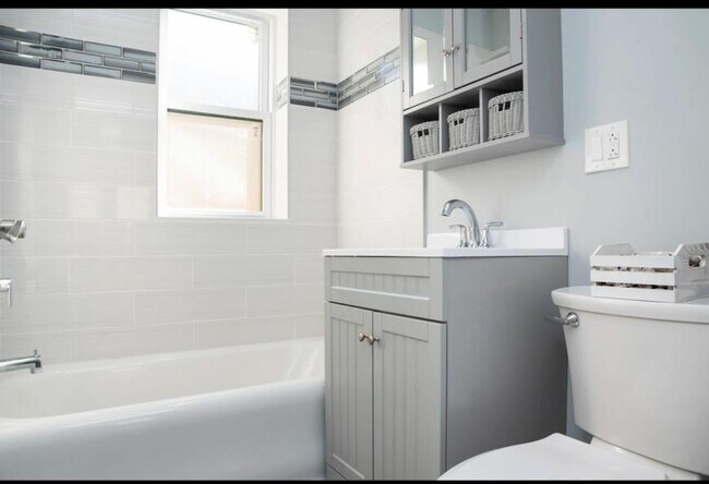 Building Photo - 0 bedroom in Chicago IL 60613