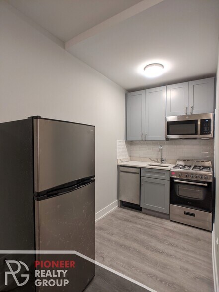 Building Photo - 515 W Belmont Ave