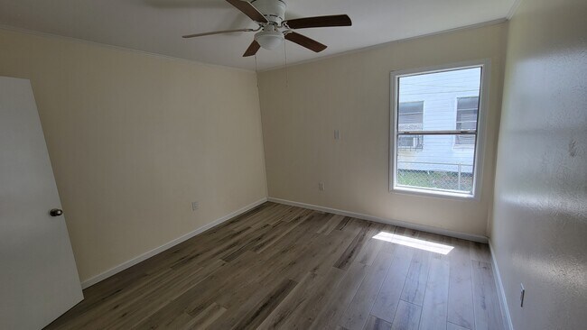 Building Photo - 609 W 75th St