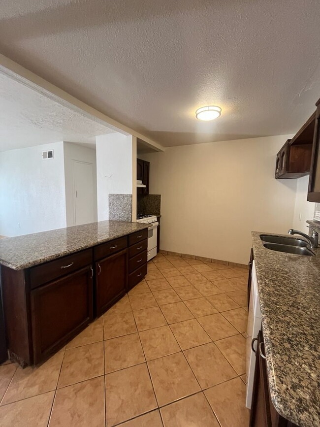 Building Photo - 5 Bedroom 2 bath home Available now