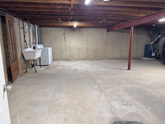 Building Photo - Stunning 3-bedroom, 3-bathroom single family home