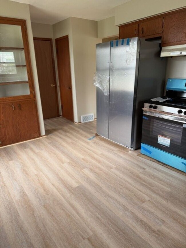 Building Photo - 7111-13 W Brentwood Ave