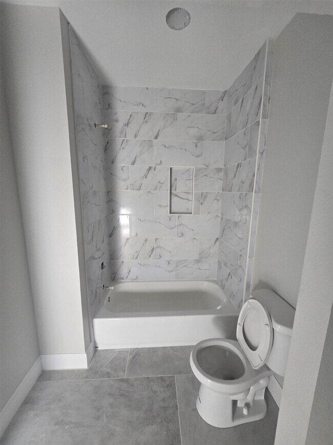 Building Photo - 2207 Des Chaumes St