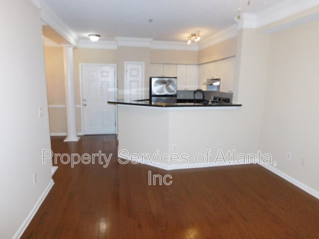 Building Photo - 5559 Glenridge Dr