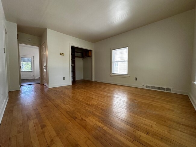 Building Photo - 337 N Maple Ave