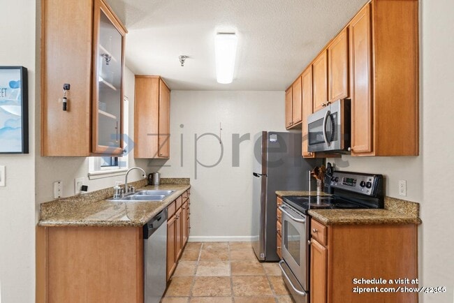 Building Photo - 880 E Fremont Ave