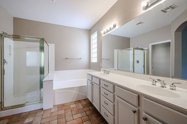 Building Photo - Lovely 4Bedroom/2Bath in the Heart of Chandler