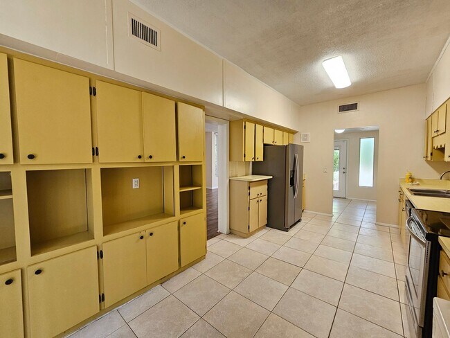 Building Photo - 6 Bedroom/3 Bath home in Black Acres