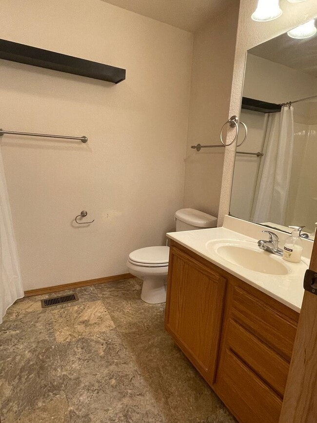 Building Photo - Spacious 4-Bedroom, 3-Bathroom House for Rent