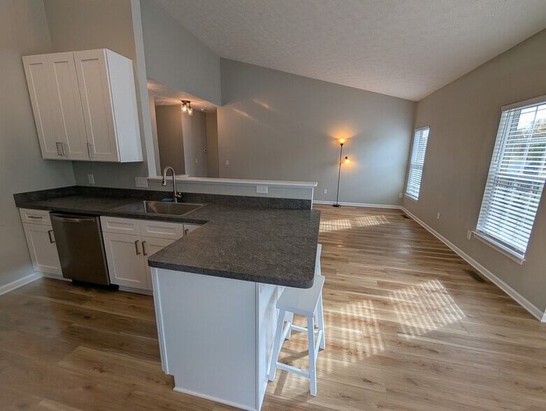 Building Photo - 7656 Meadow Brooke Way