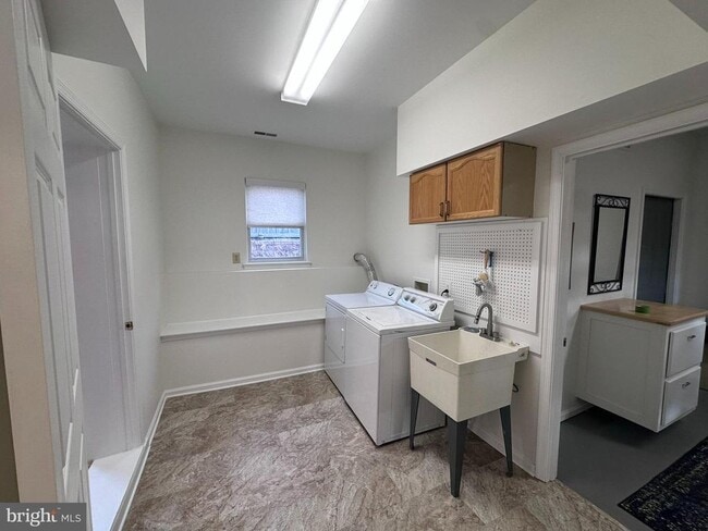 Building Photo - 205 S 7th St