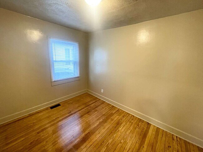 Building Photo - 3 Bedroom less than a mile from University of Indianapolis